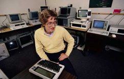1983年时年轻的比尔·盖茨。他第一次发现电脑是在西雅图湖滨学校读高一时