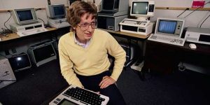 1983年时年轻的比尔·盖茨。他第一次发现电脑是在西雅图湖滨学校读高一时